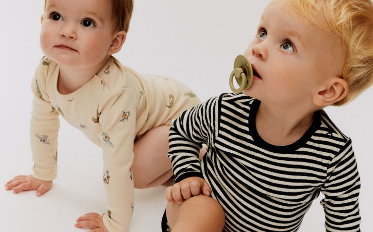 zwei Babys sitzen und schauen nach oben