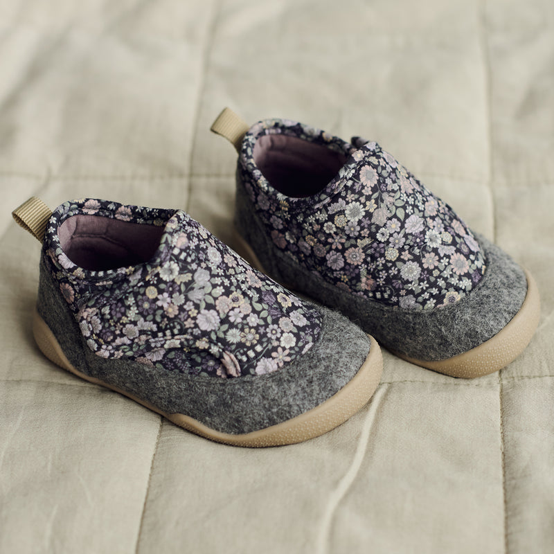 Wheat Footwear Indoor-Schuhe Mulle Indoor Shoes 9527 black sea flowers